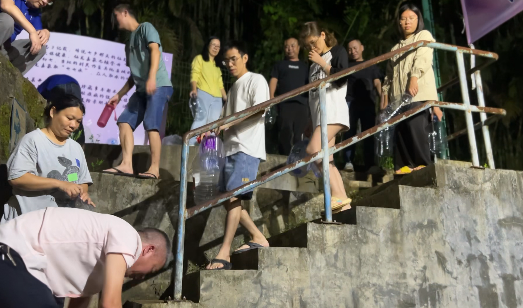 传承仙龙嘉泉“七七水”习俗，天露源集团相伴村民凌晨取水